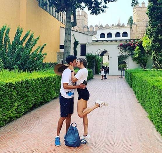 लॉकडाउन के बीच छाई टीवी एक्ट्रेस की रोमांटिक फोटो, पति संग किया लिपलॉक