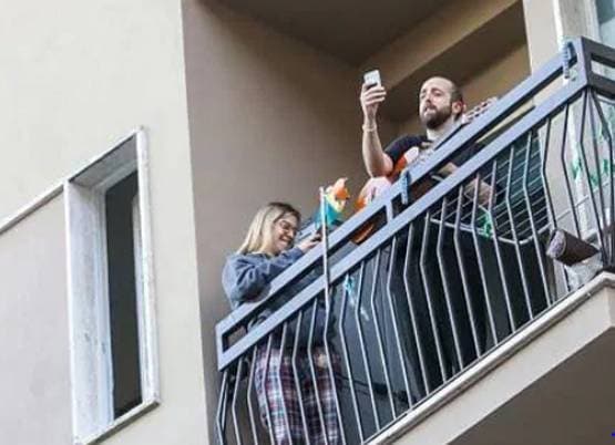 भारत से पहले कोरोना संकट में इस देश ने की थी बालकनी से लाइटिंग, गाए थे गाने