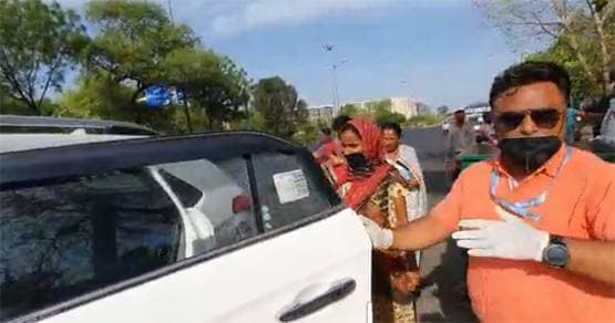 मरीजों को अस्पताल लेकर जाते  हैं साजिद, पर्सनल कार को बनाया एंबुलेंस