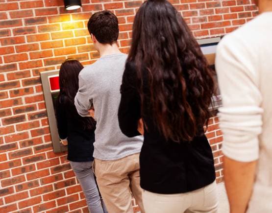 ATM से भी फैल रहा कोरोना, पैसे निकालते समय बरतें ये 8 सावधानियां