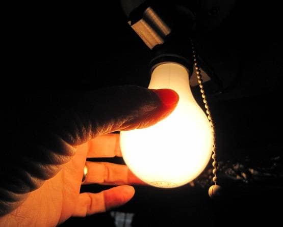 न भीड़ जुटाएं न सैनिटाइजर लगाएं, दीप जलाते वक्त ध्यान रखें ये बातें