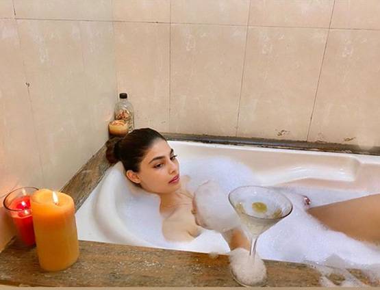 बाथटब में चिल कर रहीं पूर्व मिस इंडिया यूनिवर्स, शेयर की बोल्ड फोटोज