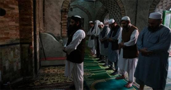 PAK में स्कूल बंद, मस्ज‍िदें खुलीं, सबसे अलग हैं लॉकडाउन नियम