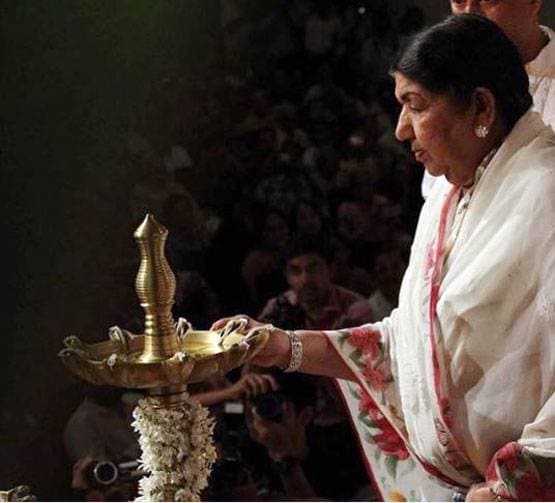 कोरोना के खि‍लाफ जंग: अक्षय कुमार से लता मंगेशकर तक, सभी ने जलाई कैंडि‍ल