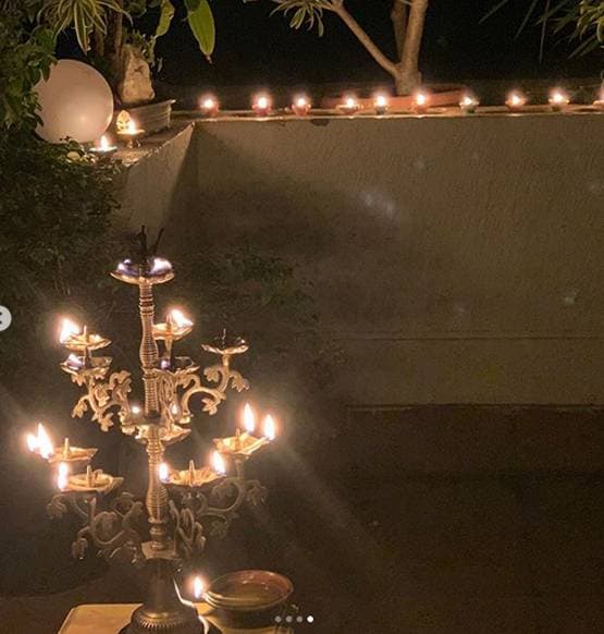 9बजे9मिनट: हेमा ने बेटी-दामाद संग जलाया दीया, धर्मेंद्र ने जलाई मशाल