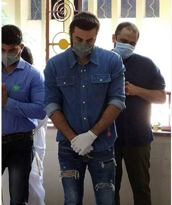 ऋषि कपूर की अंतिम विदाई में रोती दिखीं नीतू कपूर, आलिया ने संभाला