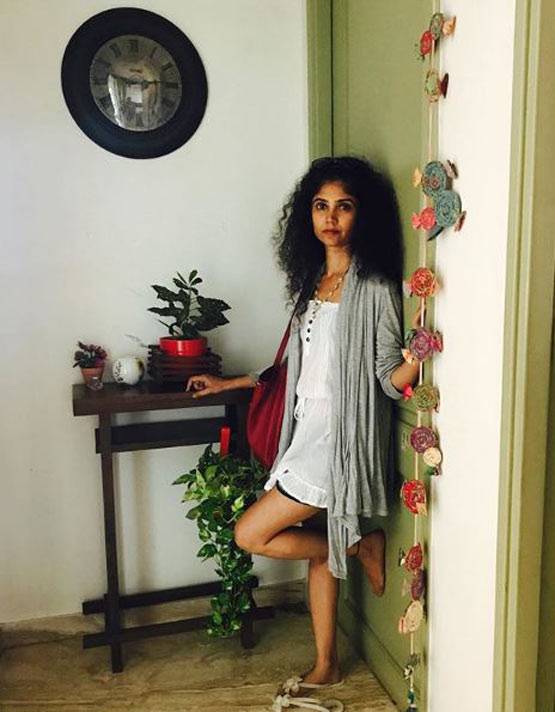 लॉकडाउन: गांव में फंसी ये एक्ट्रेस, न देखने को टीवी-न बाथरूम