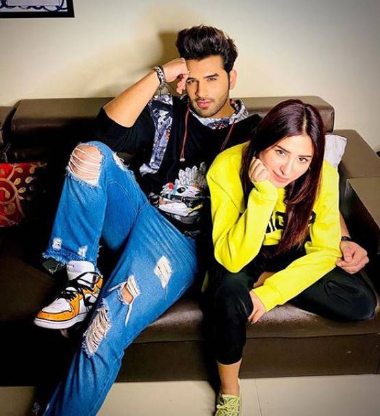 कोरोना के बीच मदद को आगे आए पारस-माहिरा, जरूरतमंदों को बांटा फूड पैकेट