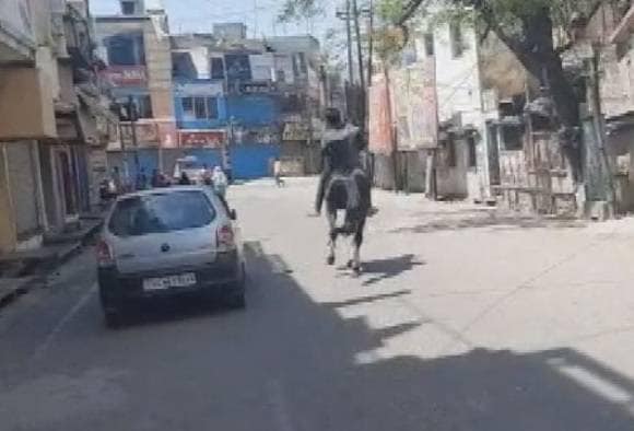 लॉकडाउन में घुड़सवारी पर निकला युवक, घोड़े समेत पहुंच गया जेल