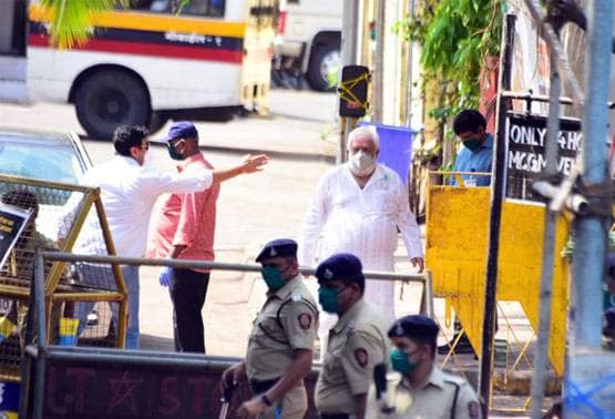 श्मशान घाट पहुंचा ऋषि कपूर का पार्थिव शरीर,अंतिम विदाई में 25 लोग शामिल