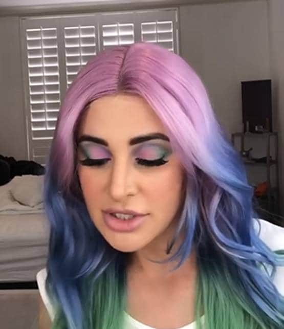 बोरियत को दिया मेकअप का टच, डिजनी प्रिंसेस की तरह तैयार हुईं नरगिस