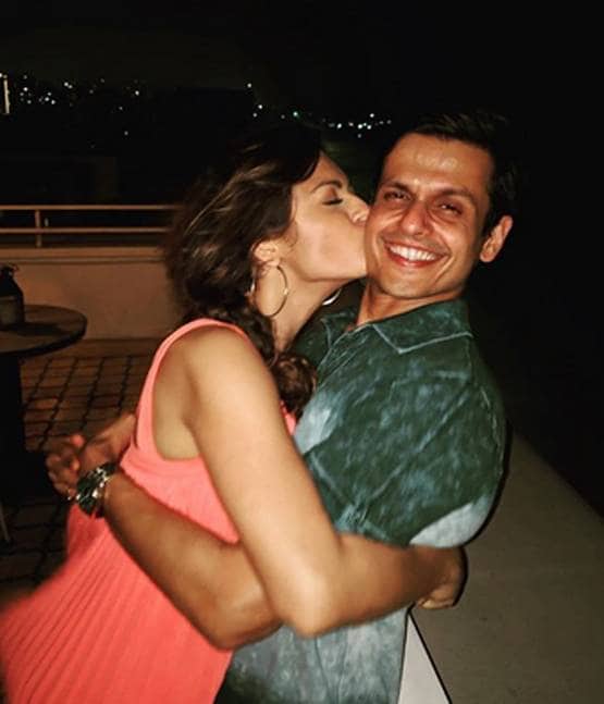 लॉकडाउन के बीच छाई टीवी एक्ट्रेस की रोमांटिक फोटो, पति संग किया लिपलॉक