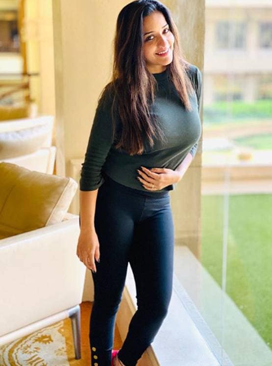 घर में रहने को मजबूर मोनालिसा ने किया पुराने दिनों को याद, शेयर की फोटोज