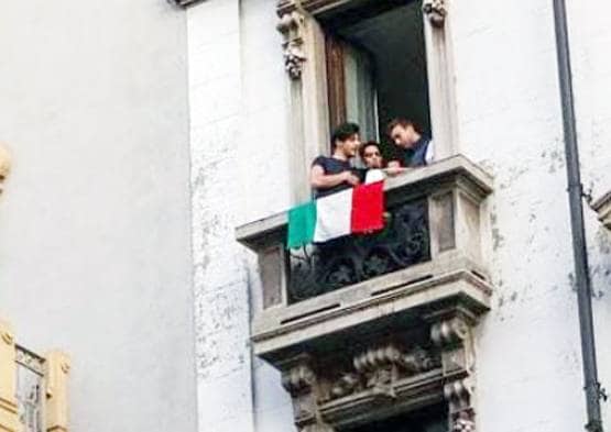 भारत से पहले कोरोना संकट में इस देश ने की थी बालकनी से लाइटिंग, गाए थे गाने