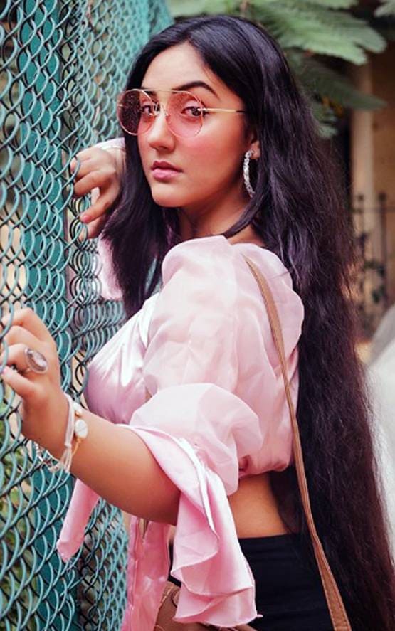 हिना खान की बेटी बनकर हुईं फेमस, अब कर रहीं 19 साल बड़े एक्टर संग रोमांस