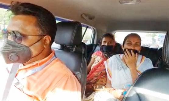 मरीजों को अस्पताल लेकर जाते  हैं साजिद, पर्सनल कार को बनाया एंबुलेंस