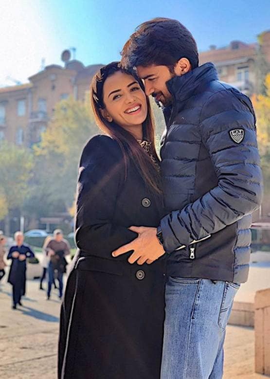 डिलीवरी के 8 दिन बाद एक्ट्रेस ने फ्लॉन्ट किए एब्स, फ्लैट बैली देख चौंके फैंस