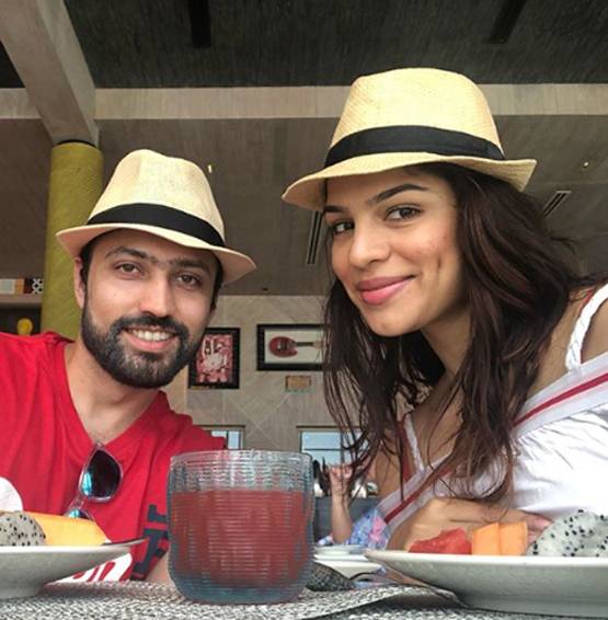 कुमकुम भाग्य एक्ट्रेस ने फ्लॉन्ट किया बेबी बंप, डॉगी के लिए लिखा नोट