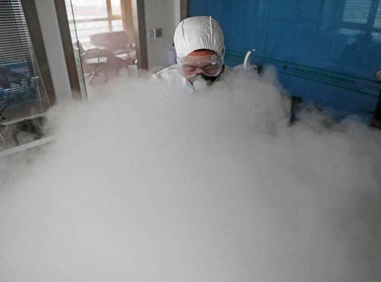 कोरोना मरीजों का इलाज कर रहे डॉक्टरों के लिए IIT ने बनाया प्रोटेक्टिव स्प्रे