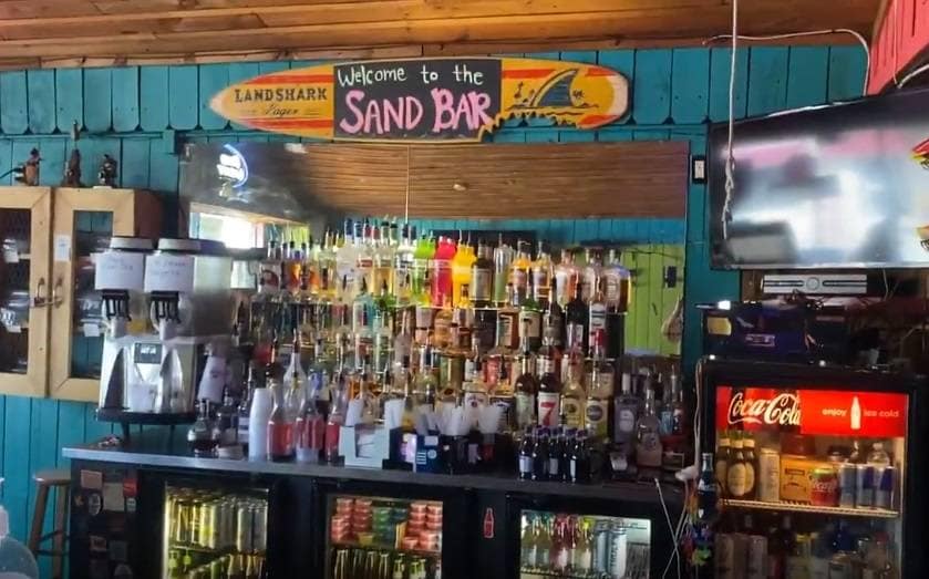 लॉकडाउन: रेस्तरां की दीवारों पर लगे थे नोट, निकालकर कर्मचारियों को दिया वेतन