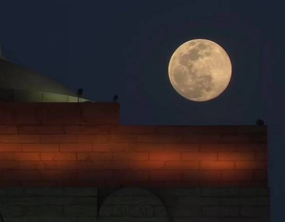 लॉकडाउन में सन्नाटे के बीच आया गुलाबी सुपरमून, देखें तस्वीरें