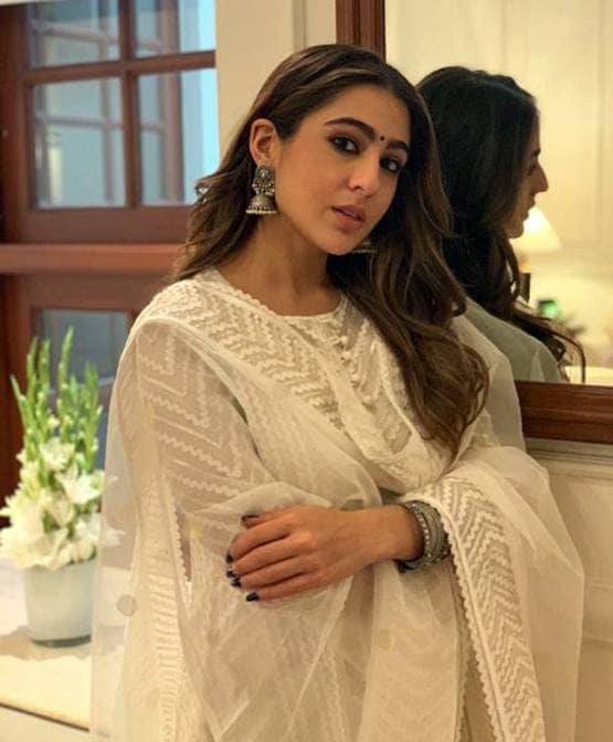 ट्रैक्टर पर सारा अली खान ने क्लिक करवाई तस्वीर, हो रही वायरल