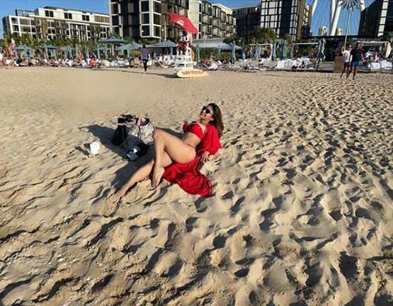 मौनी रॉय ने बिकिनी में शेयर की तस्वीरें, लॉकडाउन में मिस कर रही हैं समंदर