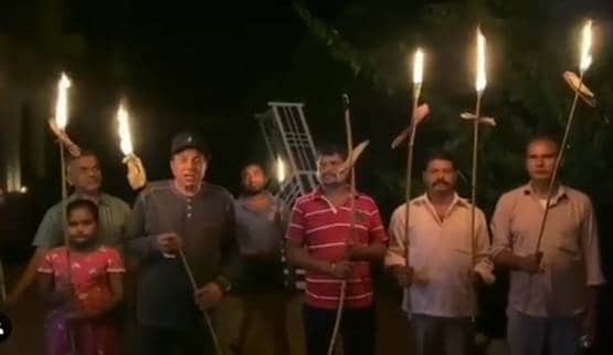 9बजे9मिनट: हेमा ने बेटी-दामाद संग जलाया दीया, धर्मेंद्र ने जलाई मशाल