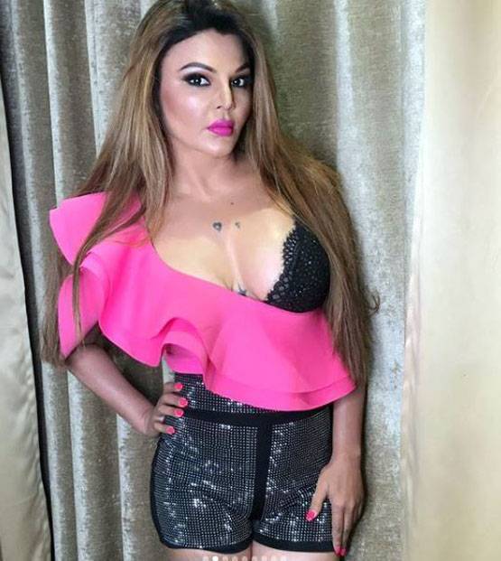 पिंक कलर की बिकिनी में राखी ने फ्लॉन्ट किया टैटू, दिखा ग्लैमरस लुक