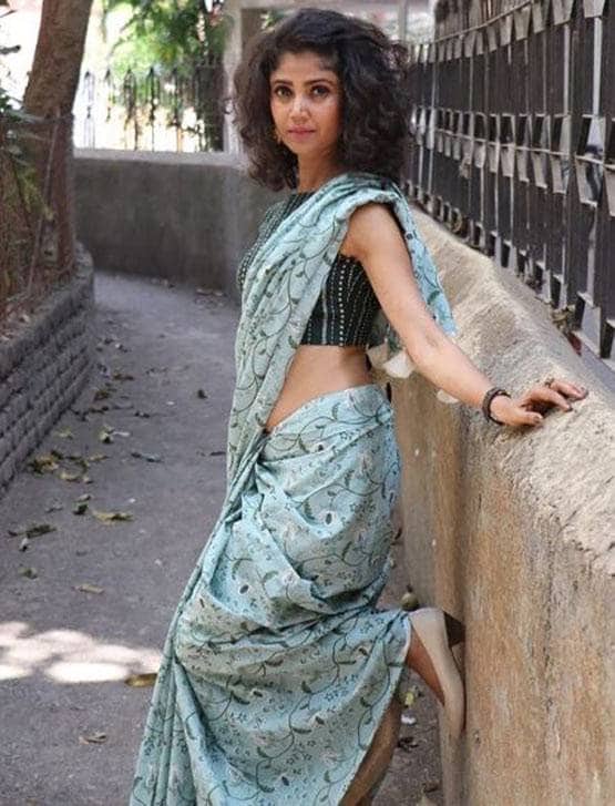 लॉकडाउन: गांव में फंसी ये एक्ट्रेस, न देखने को टीवी-न बाथरूम