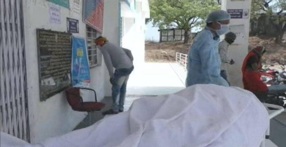 लॉकडाउन में पुलिस को देख भाग रहा था शख्स, जमीन पर गिरते ही मौत