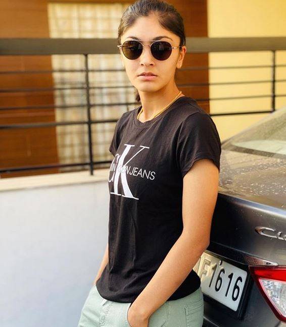 बॉलीवुड एक्ट्रेस से कम नहीं ये महिला क्रिकेटर, फैंस बोले- अनन्या पांडे