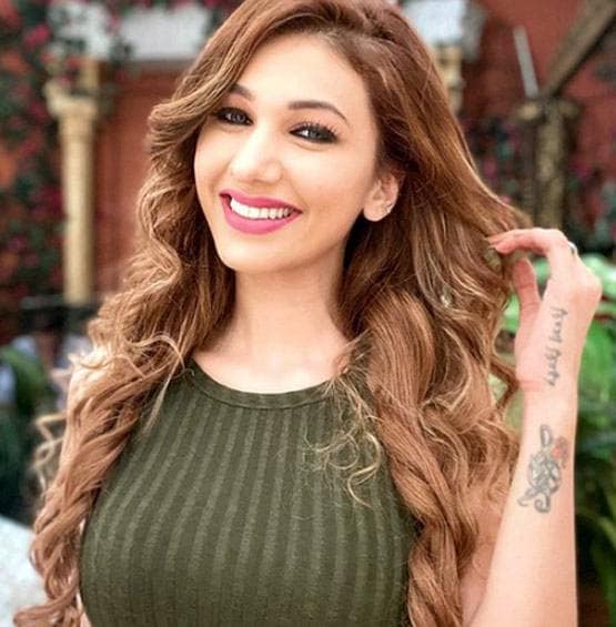 अनूप जलोटा संग जुड़ा जसलीन का नाम, अब वायरल हुई सिंदूर-चूड़ा पहने फोटो