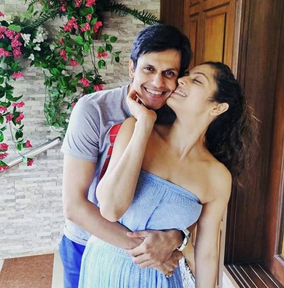 लॉकडाउन के बीच छाई टीवी एक्ट्रेस की रोमांटिक फोटो, पति संग किया लिपलॉक