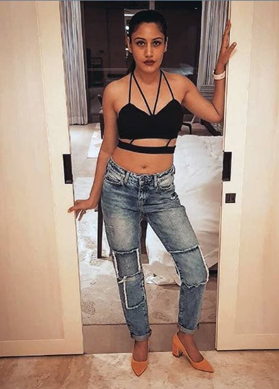 इश्कबाज फेम एक्ट्रेस का ग्लैमरस अवतार, स्ट्रेपलेस बिकिनी में सेल्फी वायरल