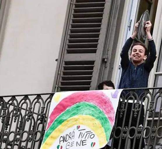 भारत से पहले कोरोना संकट में इस देश ने की थी बालकनी से लाइटिंग, गाए थे गाने