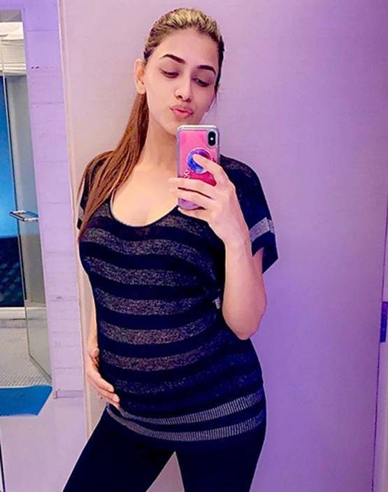 डिलीवरी के 8 दिन बाद एक्ट्रेस ने फ्लॉन्ट किए एब्स, फ्लैट बैली देख चौंके फैंस