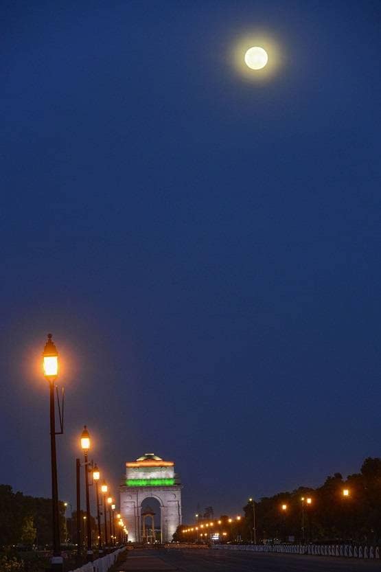 लॉकडाउन में सन्नाटे के बीच आया गुलाबी सुपरमून, देखें तस्वीरें