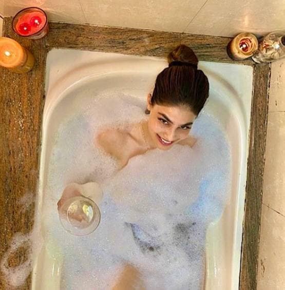 बाथटब में चिल कर रहीं पूर्व मिस इंडिया यूनिवर्स, शेयर की बोल्ड फोटोज
