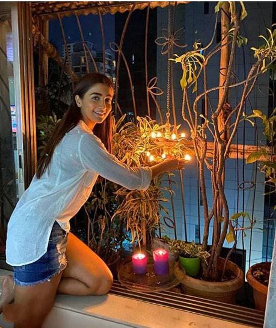 कोरोना के खि‍लाफ जंग: अक्षय कुमार से लता मंगेशकर तक, सभी ने जलाई कैंडि‍ल