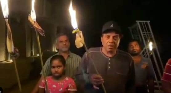 9बजे9मिनट: हेमा ने बेटी-दामाद संग जलाया दीया, धर्मेंद्र ने जलाई मशाल