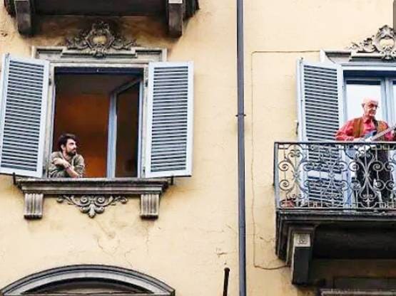 भारत से पहले कोरोना संकट में इस देश ने की थी बालकनी से लाइटिंग, गाए थे गाने