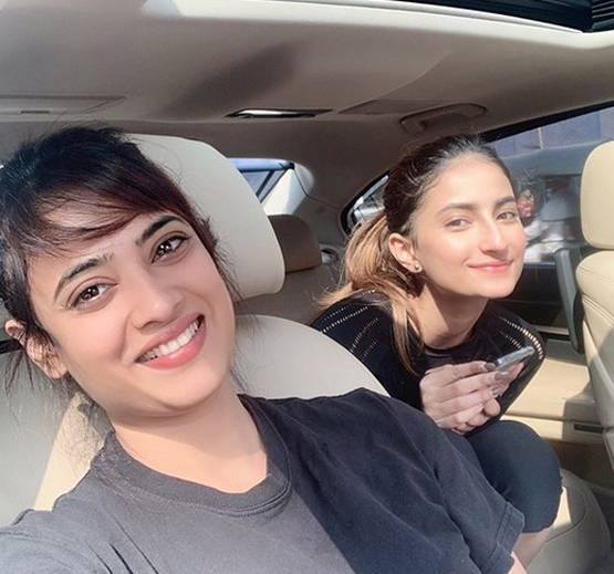 लॉकडाउन: हेयर स्टाइलिस्ट बनीं श्वेता तिवारी, घर पर काटे बेटे के बाल