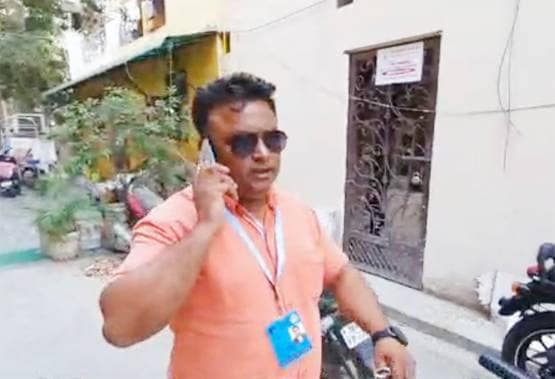 मरीजों को अस्पताल लेकर जाते  हैं साजिद, पर्सनल कार को बनाया एंबुलेंस