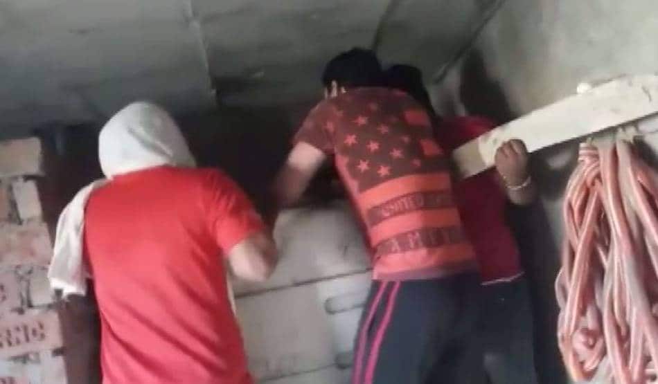 लॉकडाउन में ताला तोड़ चोरी करने पहुंचे 3 चोर, पानी की टंकी में छिपे, फिर...