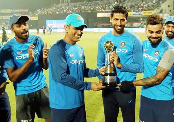 धोनी को नेहरा ने मैदान पर दी थी गाली, अब 15 साल बाद दी सफाई