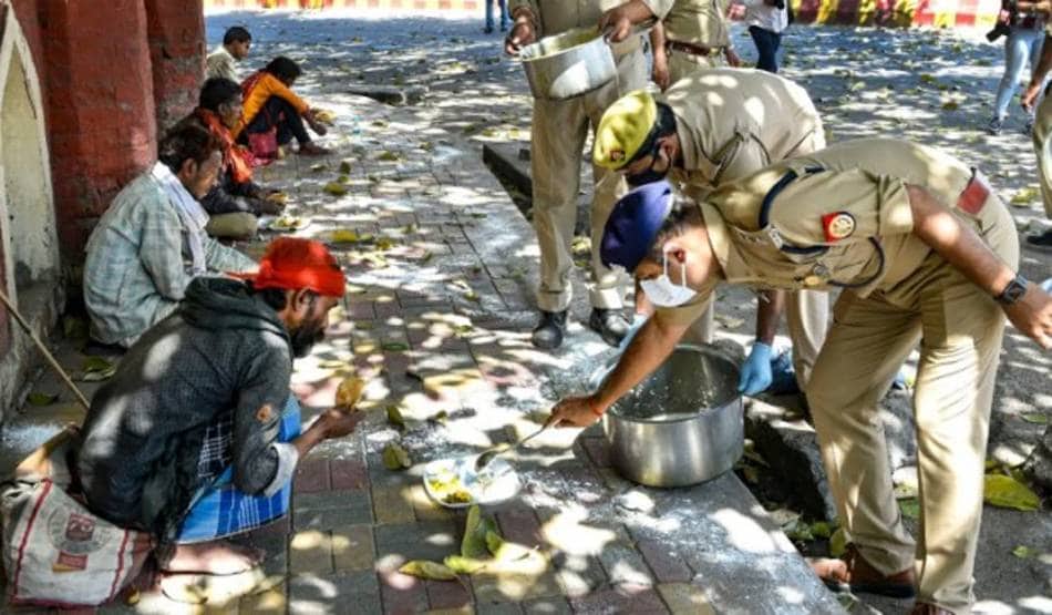 फोन पर बताई भुखमरी की बात, अफसर पहुंचे तो मिला 15 दिन का राशन