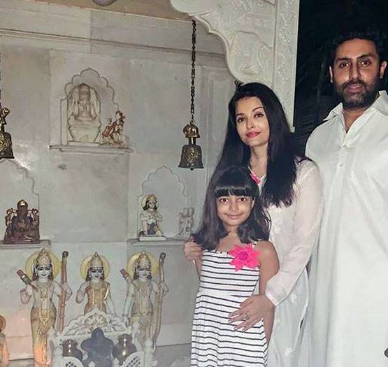 कोरोना के खिलाफ जंग: ऐश्वर्या ने जलाया दीया, अमिताभ ने जलाई टॉर्च