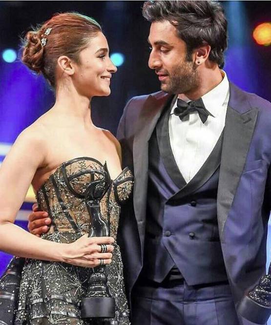 नहीं होगी डेस्टिनेशन वेडिंग, दिसंबर में इस शहर में फेरे लेंगे आलिया-रणबीर!