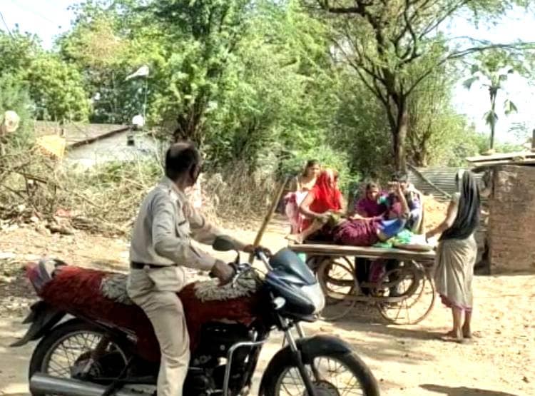 सड़क पर लेबर पेन से चिल्ला रही थी महिला, कॉन्स्टेबल ने की मदद